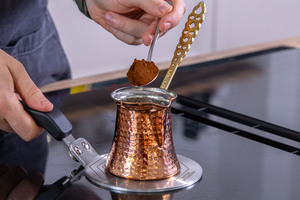 Kaffee hinzugeben