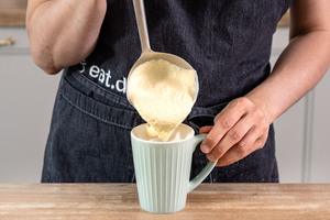 Teig in die Tasse füllen