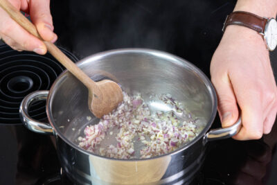 Zwiebel- und Knoblauchwürfel anbraten