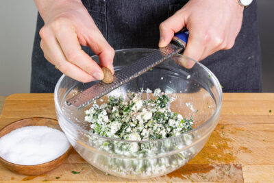 Spinat-Feta-Füllung zubereiten