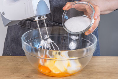 Eier, Butter und Zucker aufschlagen