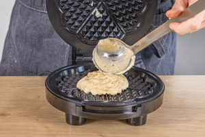 Waffelteig ohne Backpulver in das Waffeleisen geben