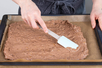 Rührteig auf dem Backblech vestreichen und backen