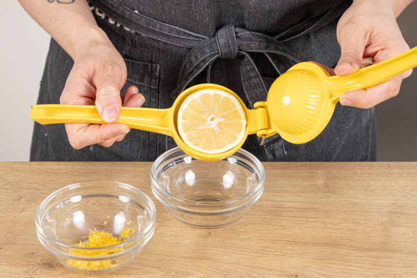 Zitronenschale reiben und Saft auspressen