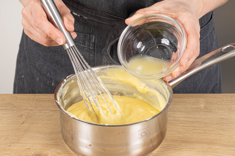 Zitronensaft in den Pudding rühren