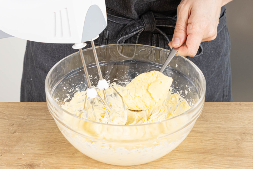 Pudding unter die Butter rühren