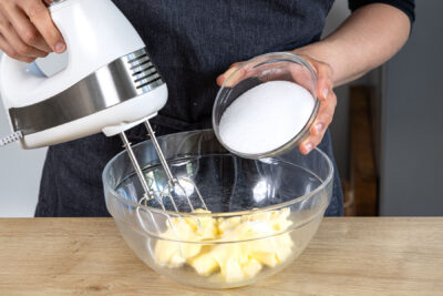 Butter mit Zucker aufschlagen