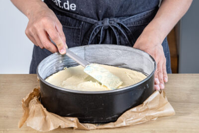 Rührteig in Springform geben