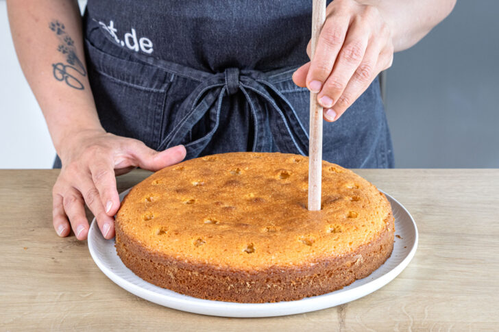 Löcher in Zitronenkuchen stechen