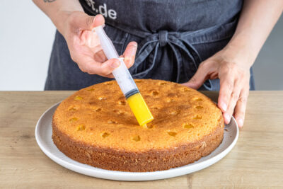 Löcher mit Lemon Curd füllen