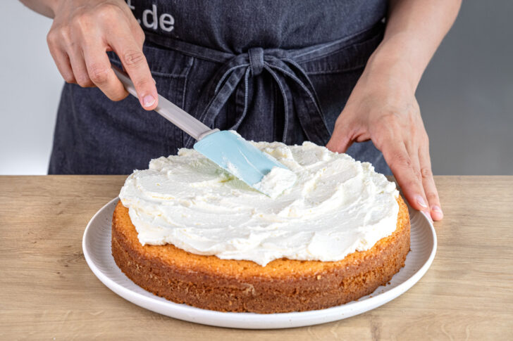Zitronenkuchen mit Lemon-Curd-Füllung mit Shane bestreichen