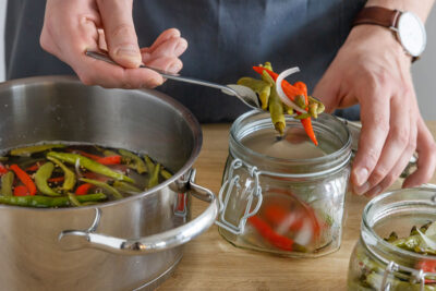 Chili in Einmachgläser füllen