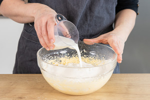 Milch dazu gießen