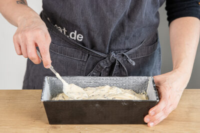 Ameisenkuchen in die Form füllen
