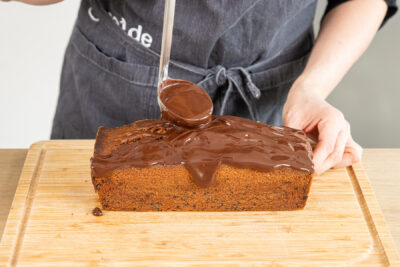 Ameisenkuchen glasieren
