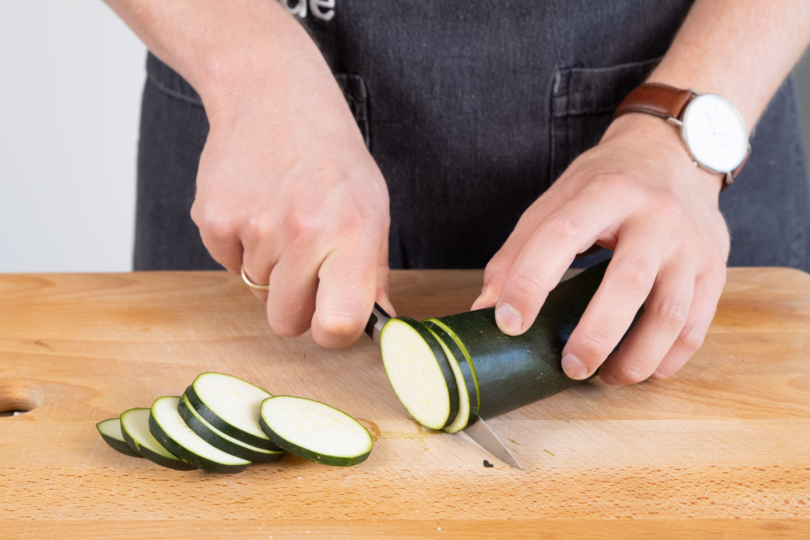 Zucchini in Scheiben schneiden.