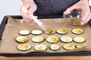 Zucchini einpinseln.