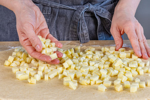 Äpfel auf dem Teig verteilen