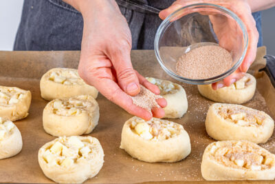 Apfelkrapfen aus dem Ofen mit Zimt und Zucker toppen