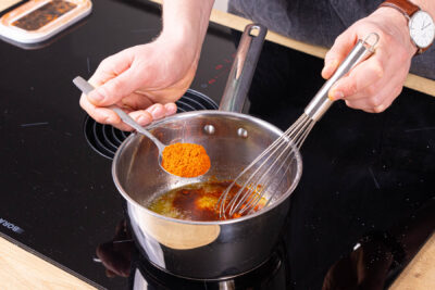 Marinade mit Butter und Paprikapulver zubereiten