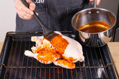 Hähnchen mit Marinade einstreichen