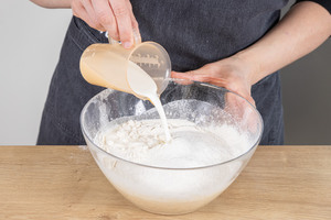 Milch dazu gießen