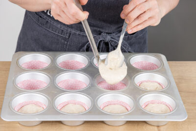 Teig in die Förmchen füllen und Bananen-Muffins backen