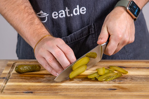 Saure Gurken schneiden