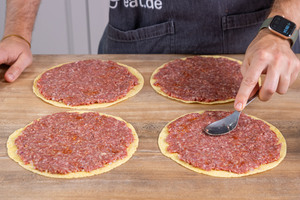 Hackfleisch auf Tortillas verteilen