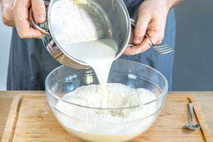 Milch zum Mehl gießen