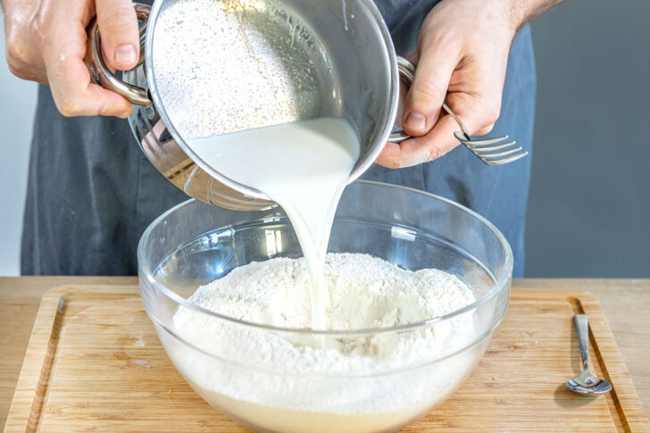 Milch zum Mehl gießen