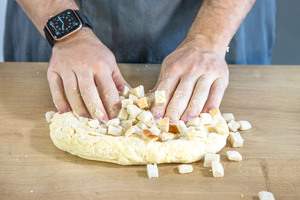 Teig für Knödel kneten