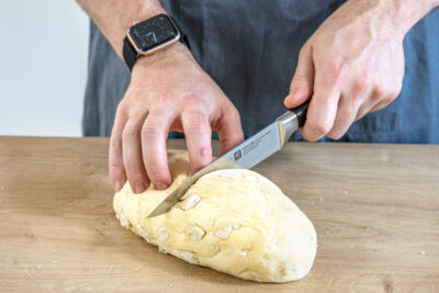 Böhmische Knödel schneiden