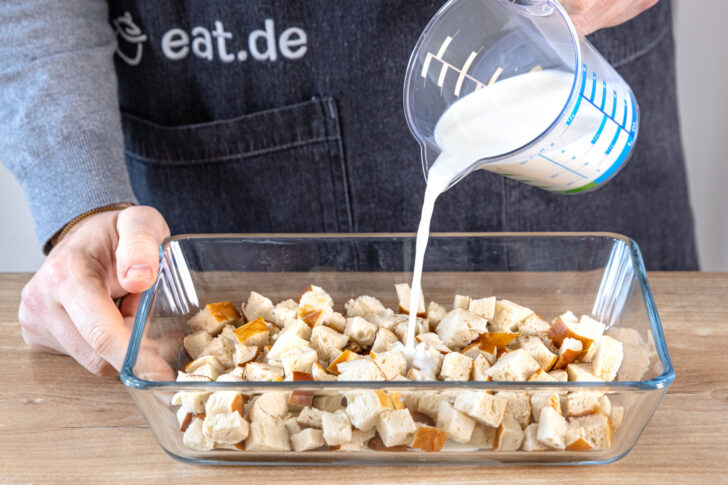 Brezelwürfel mit warmer Milch übergießen
