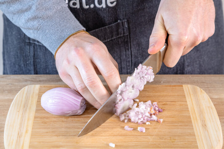 Zwiebel fein würfeln