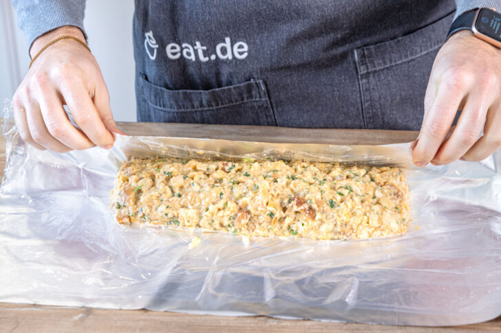 einen länglichen Knödel formen und Folien straff aufwickeln