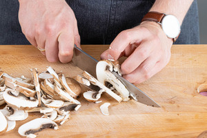 Champignons in Scheiben schneiden