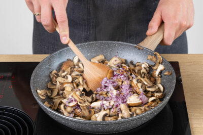 Pilze und Zwiebeln sowie Knoblauch anbraten