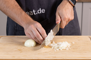 Zwiebeln klein hacken