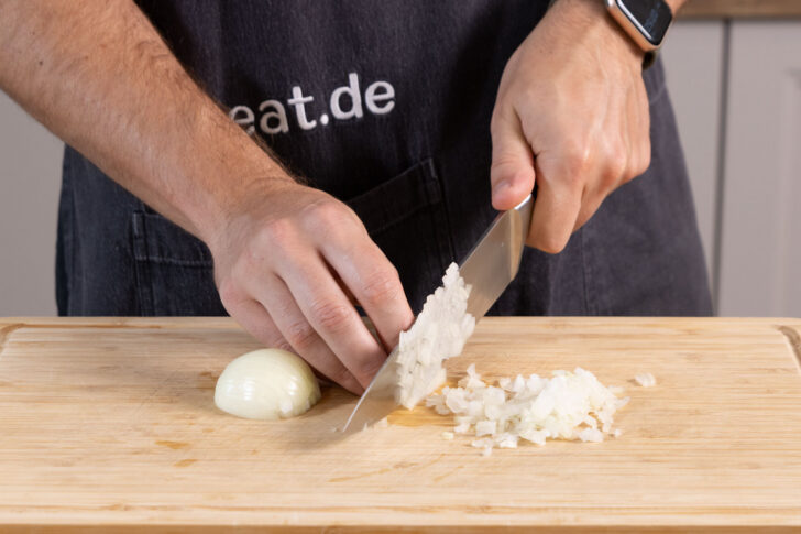Zwiebeln klein hacken