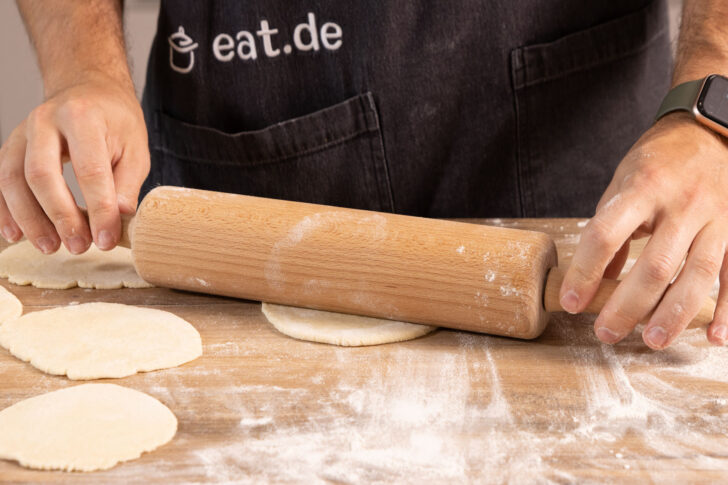 Teig flach ausrollen.