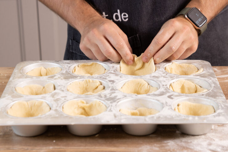 Teig in Muffinförmchen geben.