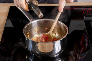 Sojasauce zur Currysauce geben