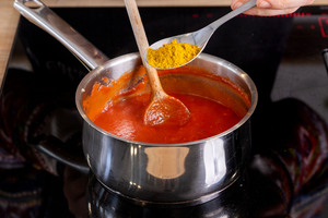 Curry zur Currysauce geben