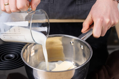 Milch und Butter erhitzen