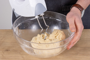 Teig für die Dampfnudeln kneten