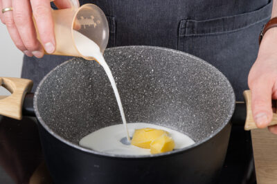 Milch und Butterschmalz aufkochen