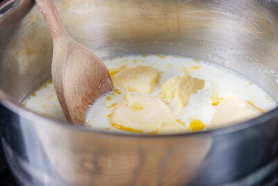 Butter und Milch erhitzen
