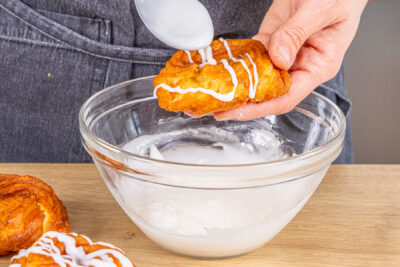 Spritzkuchen nach DDR-Rezept mit Zuckerguss verzieren
