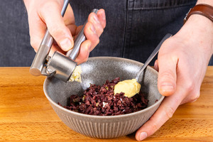 Knoblauch dazu pressen